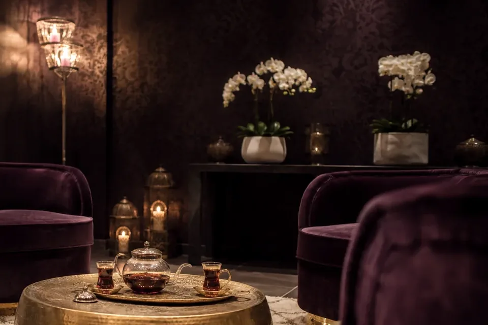 Elena Masaj Salonu, Başakşehir — bekleme salonu, koltuklar ve ışık