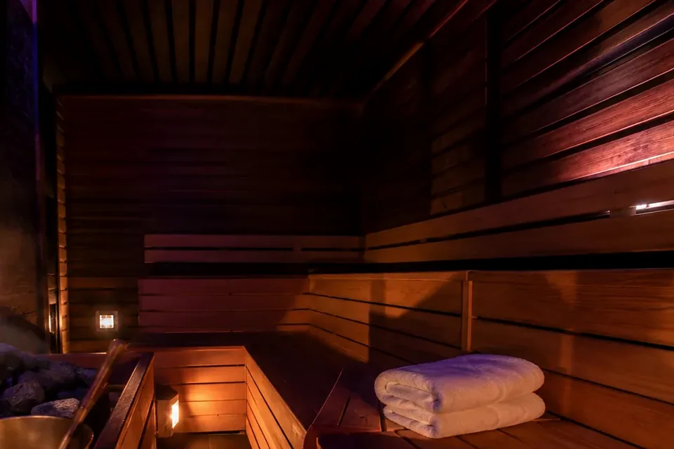 Elena Masaj Salonu, Başakşehir — sauna iç görünüm, ahşap ve ışık